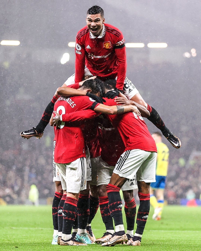 周琦在场上 周琦在场上